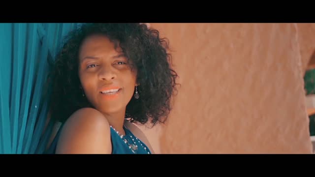 Chersty-B-le-plus-beau-cadeau-OFFICIAL-VIDEO